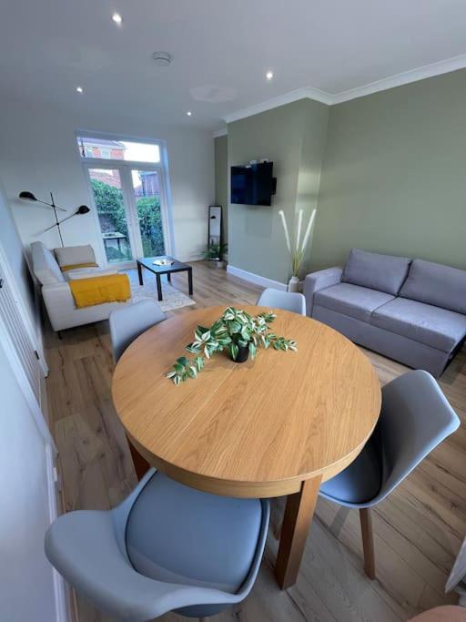 Whole House Modern Two Bedroom In Newcastle - Free Parking Exterior photo